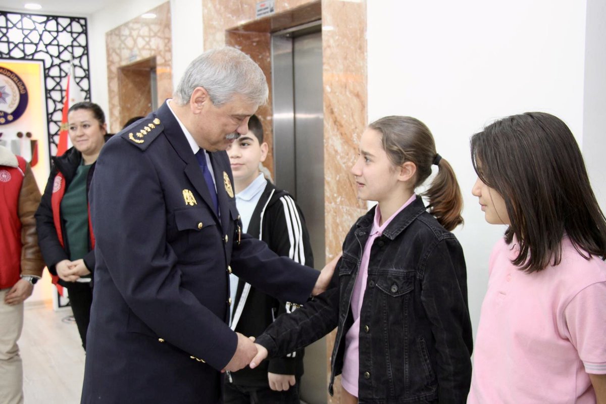 BoluEmniyet's tweet photo. Bugünün umudu, yarının güvencesi olan gençlerimiz; Gençlik ve Spor İl Müdürü Sayın Emrullah GÜLER ve Gençlik Merkezi liderlerimiz eşliğinde İl Emniyet Müdürümüz Sayın Cemal DALMAN’ı makamında ziyaret ederek 10 Nisan Polis Haftası’nı kutladılar. https://t.co/UE2aY7jwcs