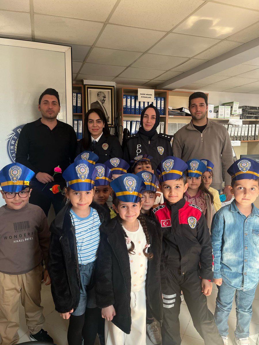 100Menemen's tweet photo. Türk Polis Teşkilatımızın kuruluş yıldönümünde Asarlık Polis Merkezi Amirliğini ziyaret ettik. 💐#polisteskilatı180yasında @MenemenMEM  @muharembayindir https://t.co/4lD0XI0QB3