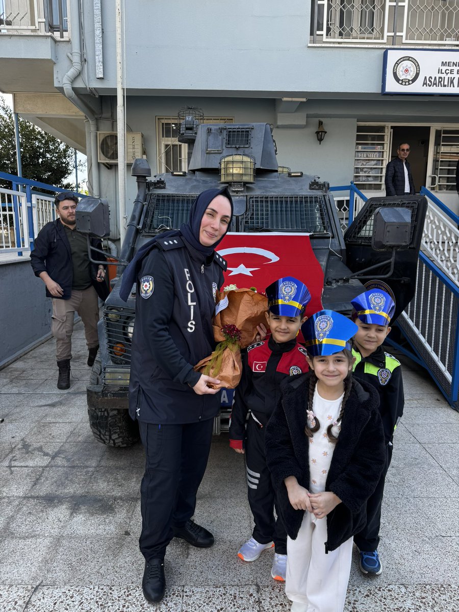 100Menemen's tweet photo. Türk Polis Teşkilatımızın kuruluş yıldönümünde Asarlık Polis Merkezi Amirliğini ziyaret ettik. 💐#polisteskilatı180yasında @MenemenMEM  @muharembayindir https://t.co/4lD0XI0QB3