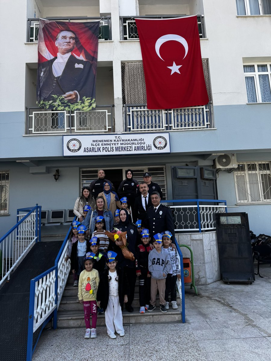 100Menemen's tweet photo. Türk Polis Teşkilatımızın kuruluş yıldönümünde Asarlık Polis Merkezi Amirliğini ziyaret ettik. 💐#polisteskilatı180yasında @MenemenMEM  @muharembayindir https://t.co/4lD0XI0QB3