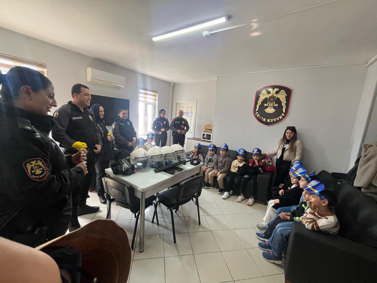 100Menemen's tweet photo. Türk Polis Teşkilatımızın kuruluş yıldönümünde Asarlık Polis Merkezi Amirliğini ziyaret ettik. 💐#polisteskilatı180yasında @MenemenMEM  @muharembayindir https://t.co/4lD0XI0QB3