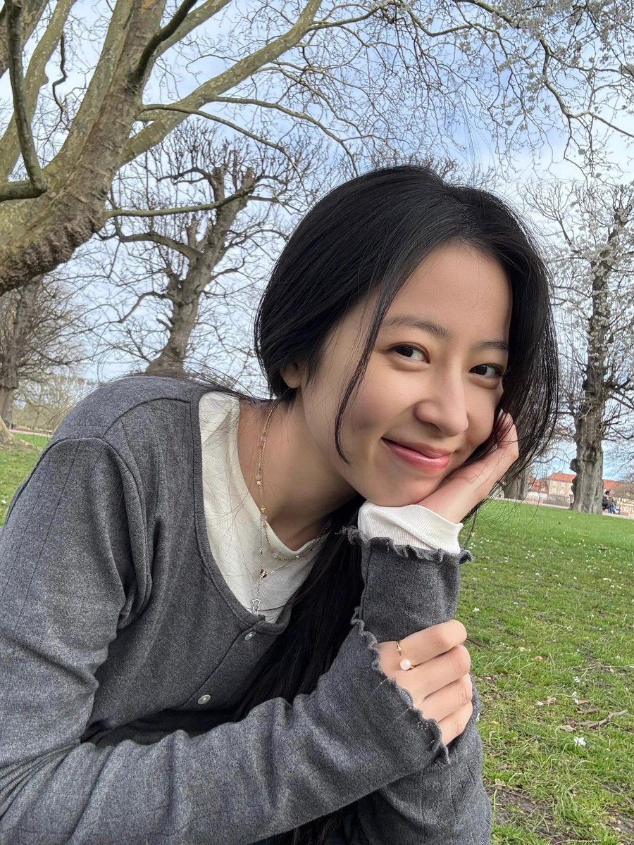 계속 보니까 부끄러워서 눈을 피함..
최애가 날 빤-히 바라보는 느낌이라 
몰라 부끄러