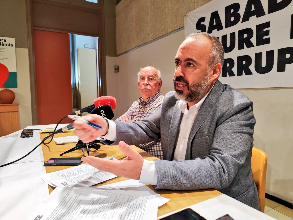 ercsabadell's tweet photo. 🟡 Presents a la roda de premsa en què la plataforma #Sabadell Lliure de Corrupció (@CorrupcioSBD) ha fet públic que s'adhereix a les peticions de la fiscalia en la peça 1 del #casMercuri, que arriba a judici 12 anys i mig després. Compromís amb les mans netes.
🟨 #AmbSabadell https://t.co/BiReUBfmd9