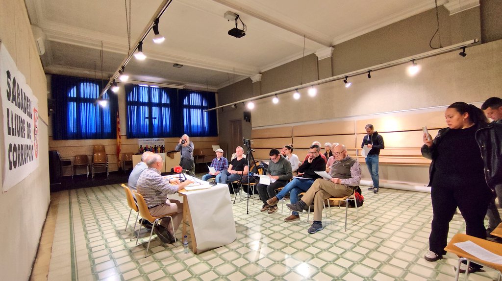 ercsabadell's tweet photo. 🟡 Presents a la roda de premsa en què la plataforma #Sabadell Lliure de Corrupció (@CorrupcioSBD) ha fet públic que s'adhereix a les peticions de la fiscalia en la peça 1 del #casMercuri, que arriba a judici 12 anys i mig després. Compromís amb les mans netes.
🟨 #AmbSabadell https://t.co/BiReUBfmd9