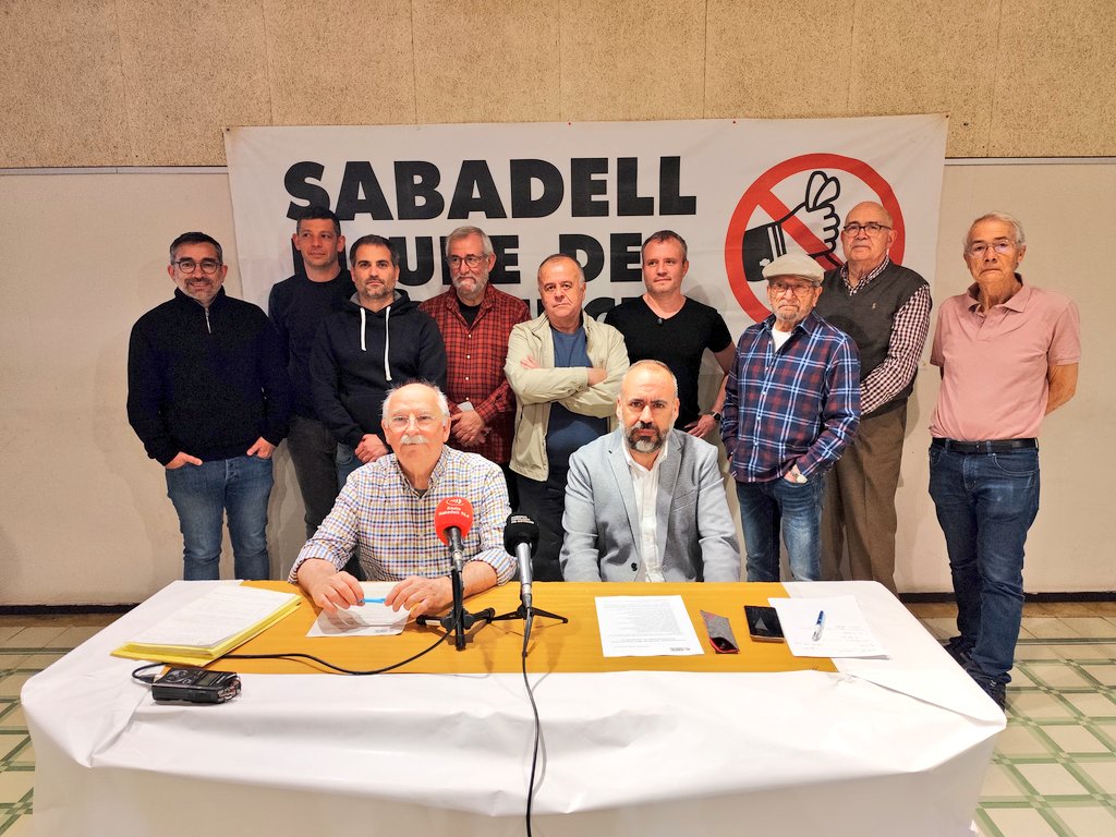 ercsabadell's tweet photo. 🟡 Presents a la roda de premsa en què la plataforma #Sabadell Lliure de Corrupció (@CorrupcioSBD) ha fet públic que s'adhereix a les peticions de la fiscalia en la peça 1 del #casMercuri, que arriba a judici 12 anys i mig després. Compromís amb les mans netes.
🟨 #AmbSabadell https://t.co/BiReUBfmd9