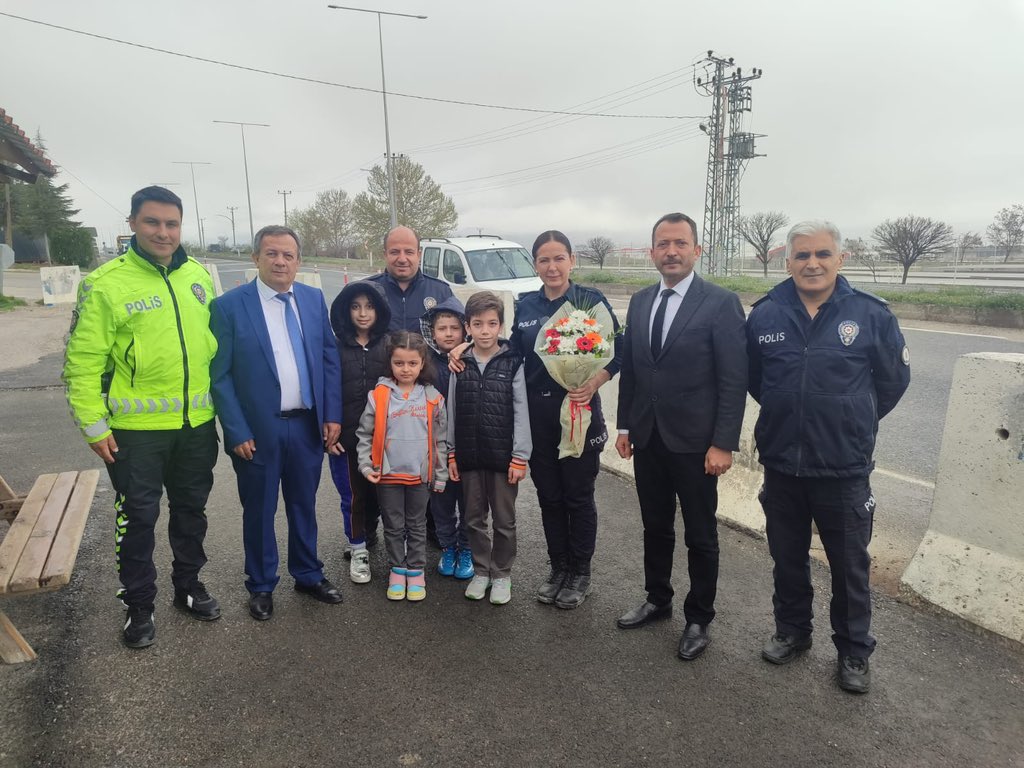 MalatyaMem's tweet photo. 🚔Türk Polis Teşkilatımızın 180. kuruluş yıl dönümü dolayısıyla öğrencilerimizle birlikte; Motosikletli Polis Timleri Büro Amirliği, Yeşilyurt İlçe Emniyet Müdürlüğü, Adıyaman Yolu ve Doğanşehir Yolu Emniyet Kontrol Noktalarını ziyaret ederek polislerimizin haftasını kutladık.

Huzur ve güvenliğimiz için özveriyle görev yapan emniyet teşkilatımıza teşekkür ediyoruz.

@tcmeb @Yusuf__Tekin @SeddarYavuz @TCMalatyaV @malatyaemniyet @behcet_bakir