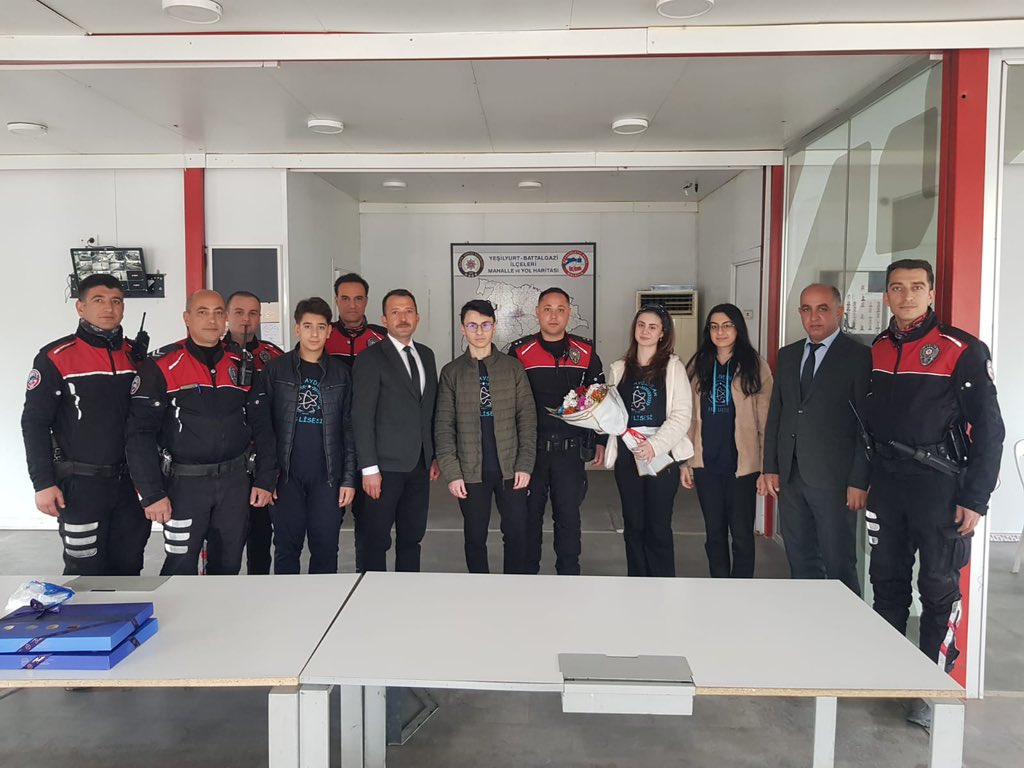 MalatyaMem's tweet photo. 🚔Türk Polis Teşkilatımızın 180. kuruluş yıl dönümü dolayısıyla öğrencilerimizle birlikte; Motosikletli Polis Timleri Büro Amirliği, Yeşilyurt İlçe Emniyet Müdürlüğü, Adıyaman Yolu ve Doğanşehir Yolu Emniyet Kontrol Noktalarını ziyaret ederek polislerimizin haftasını kutladık.

Huzur ve güvenliğimiz için özveriyle görev yapan emniyet teşkilatımıza teşekkür ediyoruz.

@tcmeb @Yusuf__Tekin @SeddarYavuz @TCMalatyaV @malatyaemniyet @behcet_bakir