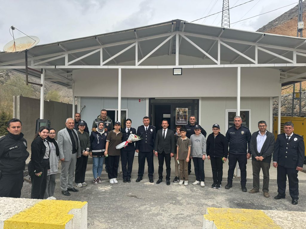 MalatyaMem's tweet photo. 🚔Türk Polis Teşkilatımızın 180. kuruluş yıl dönümü dolayısıyla öğrencilerimizle birlikte; Motosikletli Polis Timleri Büro Amirliği, Yeşilyurt İlçe Emniyet Müdürlüğü, Adıyaman Yolu ve Doğanşehir Yolu Emniyet Kontrol Noktalarını ziyaret ederek polislerimizin haftasını kutladık.

Huzur ve güvenliğimiz için özveriyle görev yapan emniyet teşkilatımıza teşekkür ediyoruz.

@tcmeb @Yusuf__Tekin @SeddarYavuz @TCMalatyaV @malatyaemniyet @behcet_bakir