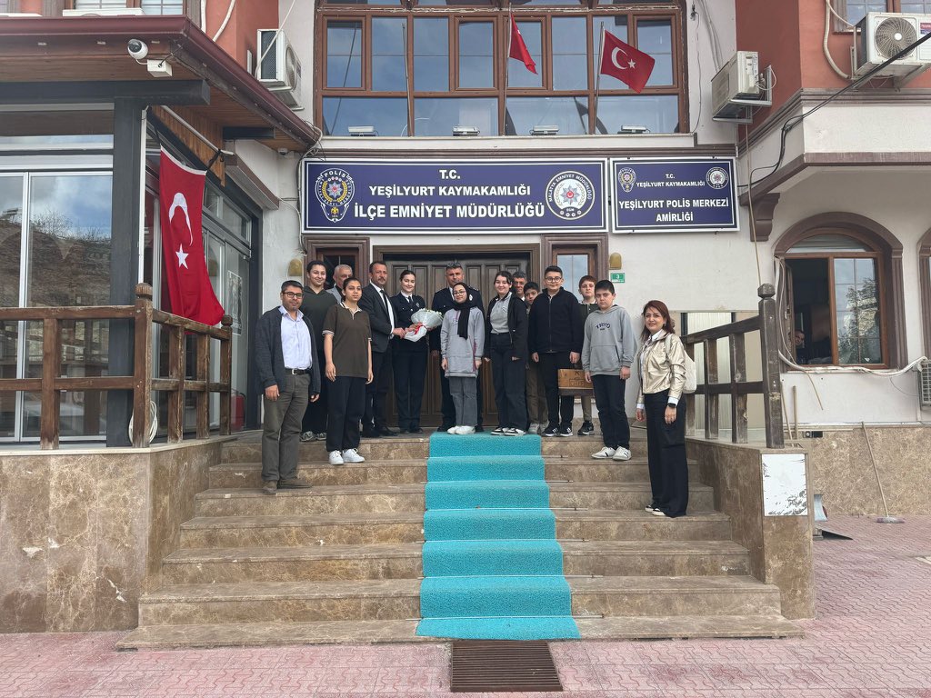 MalatyaMem's tweet photo. 🚔Türk Polis Teşkilatımızın 180. kuruluş yıl dönümü dolayısıyla öğrencilerimizle birlikte; Motosikletli Polis Timleri Büro Amirliği, Yeşilyurt İlçe Emniyet Müdürlüğü, Adıyaman Yolu ve Doğanşehir Yolu Emniyet Kontrol Noktalarını ziyaret ederek polislerimizin haftasını kutladık.

Huzur ve güvenliğimiz için özveriyle görev yapan emniyet teşkilatımıza teşekkür ediyoruz.

@tcmeb @Yusuf__Tekin @SeddarYavuz @TCMalatyaV @malatyaemniyet @behcet_bakir