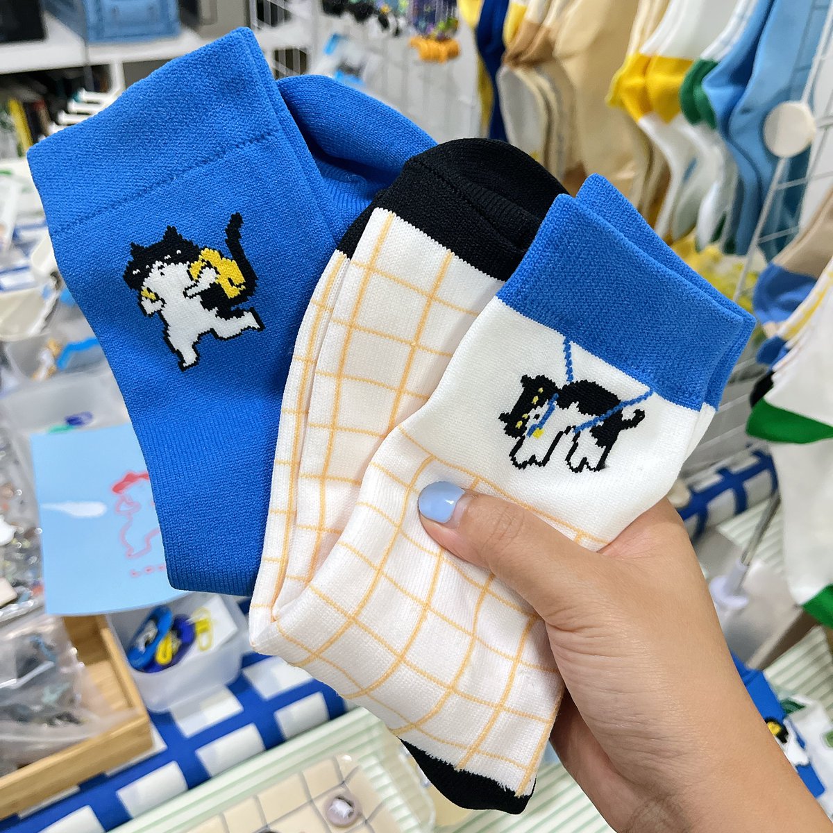 พระเอก ของงานหนังสือ✨✨
Bookmark ลูกพี่ หมดเกลี้ยงงง 
ส่วนน้องใจกล้า เหลือเพียบ! 😂 ( สงสาร ) 
เก่งมาก ลูกพี่! 

ถุงเท้าน้ำเงินเหลือกลับมา 1 คู่ 
ลายตารางเหลือกลับมา 2 คู่ ᕕ( ՞ ᗜ ՞ )ᕗ

รอบออนไลน์จะมาเดือนพฤษภาคมนะคะ
เปิดทันทีที่ถุงเท้าผลิตเสร็จ !