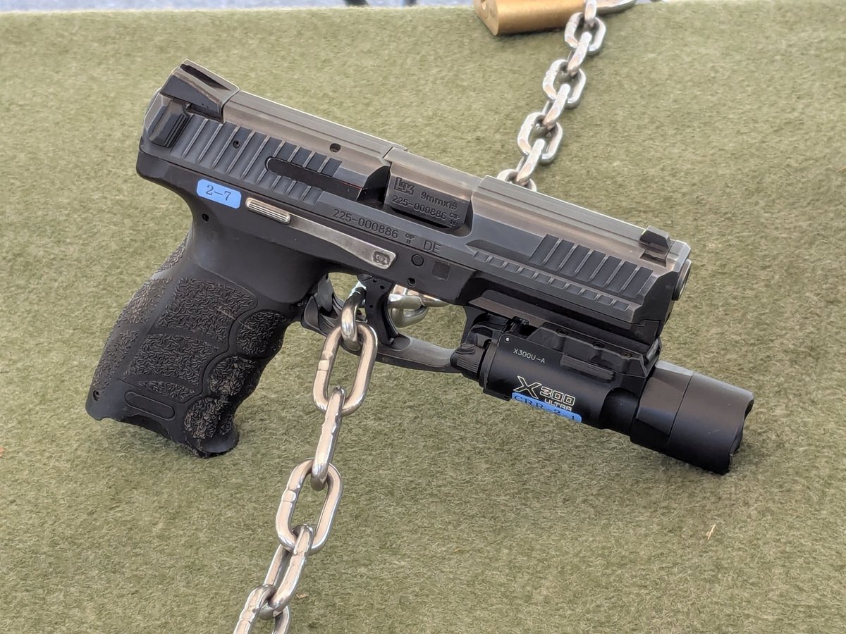 XfFABjRxKgjeyxS's tweet photo. 陸上自衛隊最新9ミリ拳銃SFP9です。 使い込んでいる感が良きであります! 資料用です。
#陸上自衛隊
#9ミリ拳銃
#SFP9
#VP9
#H&K
#ピストル https://t.co/3t4H88Uylx