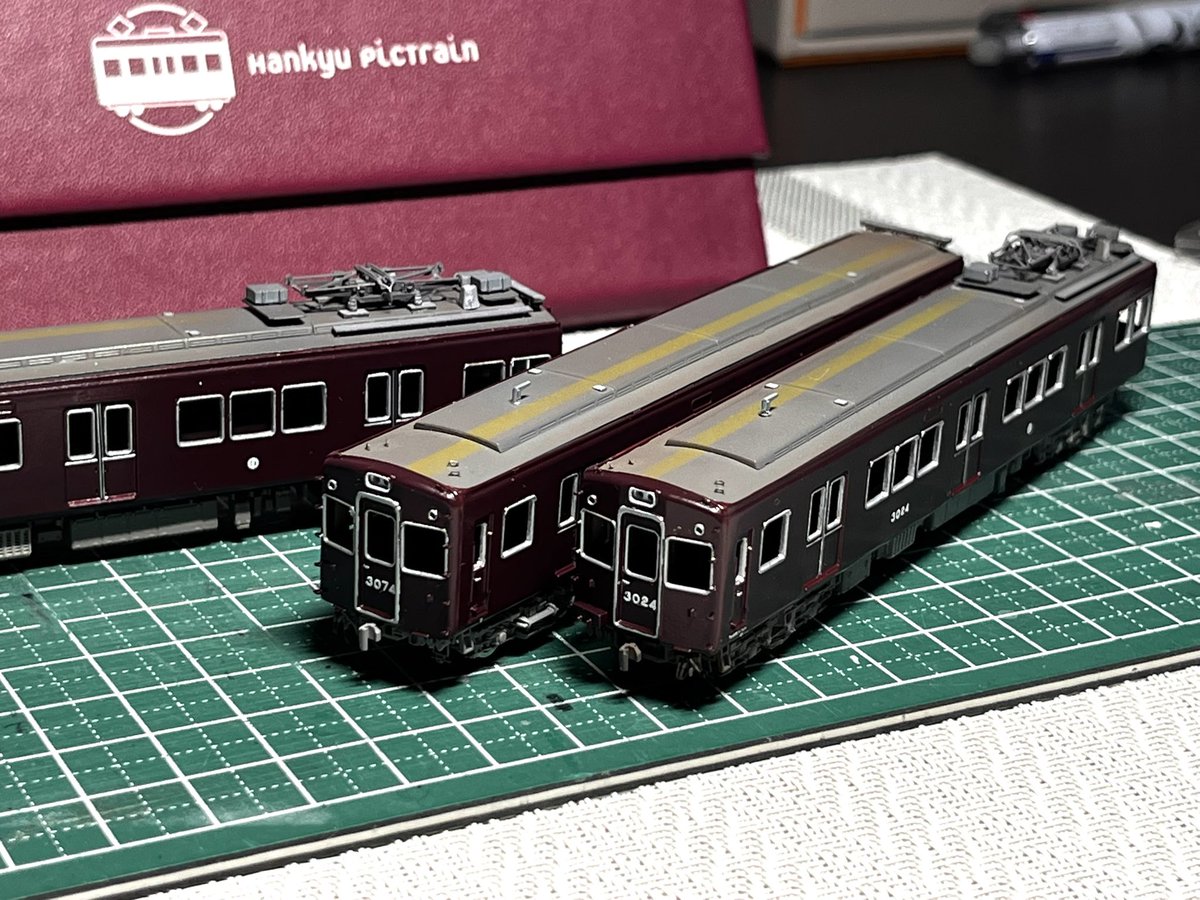 インレタ貼り終えました。
正面は白地立体車番、側面は白インレタを切り貼りしました。

この後窓枠をタッチアップしてクリア保護します。

だいぶゴールが近付いてきましたが、今週は3日間出張があるので間に合うか微妙な情勢です。
ラストスパート頑張ろう😤

#阪急キットを作ろう
#エコノミーキット