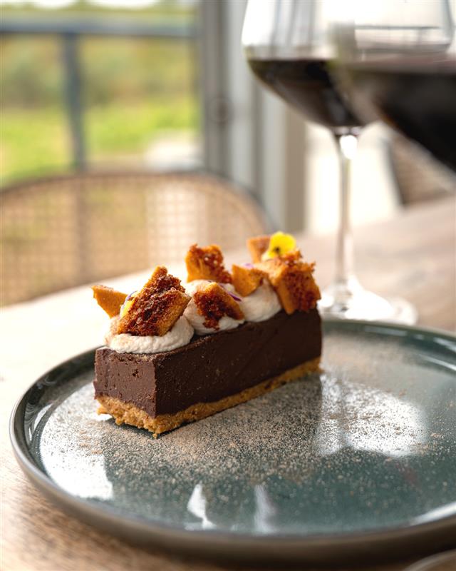 Silky. Rich. Elegant 🍫
Our Chocolate Cremoso Tart is a must-try at La Vierge Restaurant – paired to perfection with our wines. A sweet moment made even sweeter.
#LaViergeWines #ChocolateCremoso #WineAndDessert #HemelEnAarde