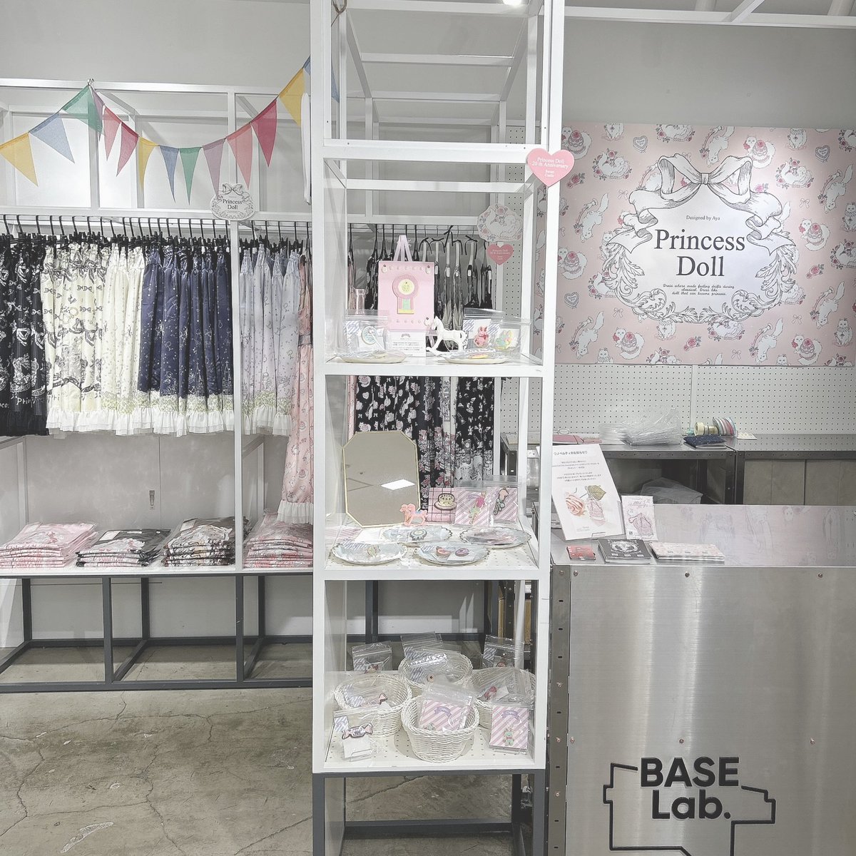 Toy_Toy_Toyme's tweet photo. Princess Doll 20th Anniversary POP UP SHOP「Sweet Castle」
一緒にお祝いさせていただけたこと、改めて嬉しく光栄に思っております✨
1枚目の写真はお祝いの気持ちを込めて制作したアートパネルです🎀
Princess Doll様のさらなるご活躍を心からお祈りしております💖
#SweetCastlePD https://t.co/ShSU3x4lNH