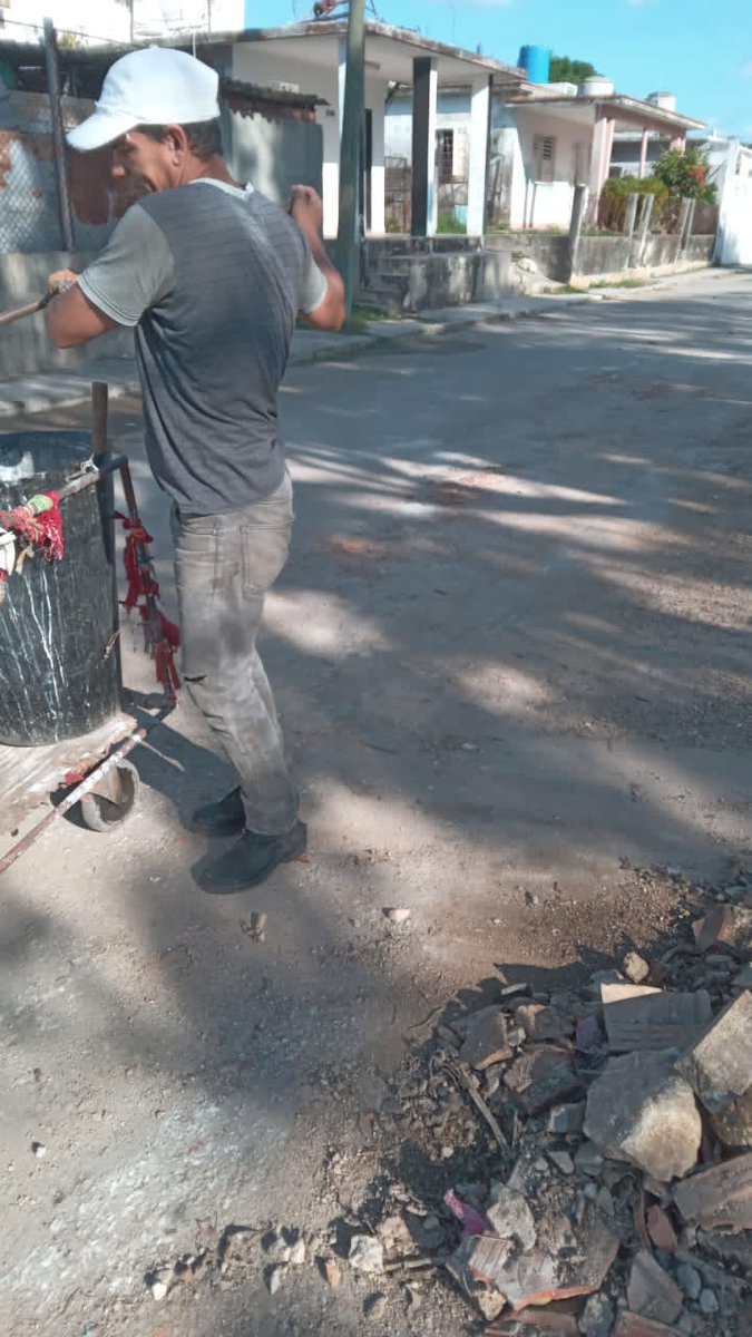 AsambleaLaLisa's tweet image. Seguimos trabajando en #LaLisa ... Trabajadores de #Comunales continúan las acciones de embellecimiento y limpieza por el #1DeMayo #PorCubaJuntosCreamos