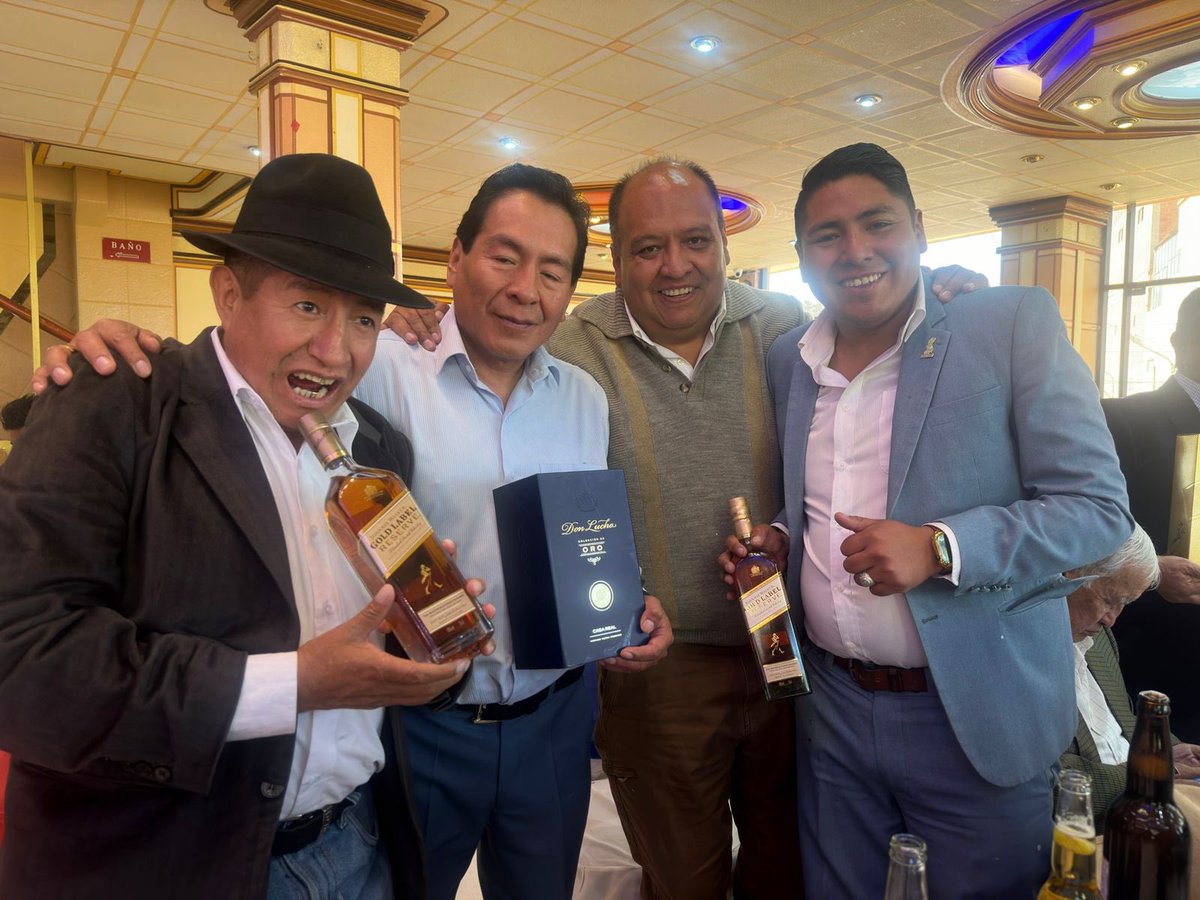 cuente_elo's tweet photo. Mientras andan de joda incendian LPZ 🔥🔥🔥🔥🔥, #Chain y sus cecuaces #Quispe y #Chambilla basura MASista 🤮🤮🤮🤮 https://t.co/qHZWpGq3Hd