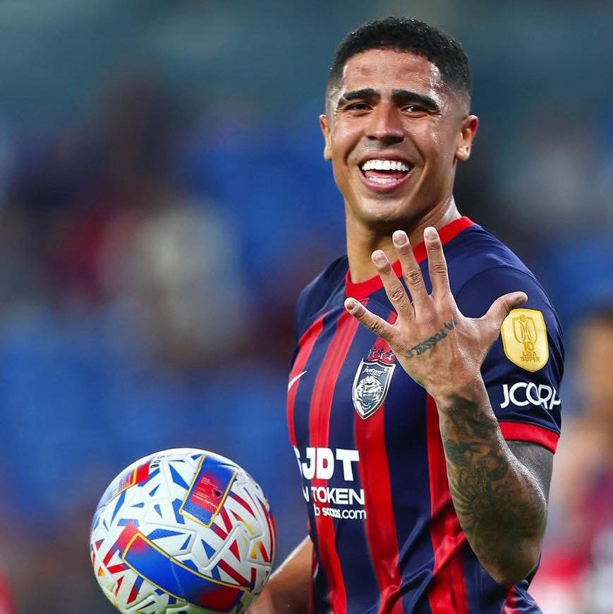 SNE_Sports's tweet image. ⚽️⚽️⚽️⚽️⚽️ and 🖐🏻

Bergson Da Silva made 5 scores in first half of match against Kelantan Darul Naim and made record player most scores in one season in the Liga Super Malaysia

📷 : JST

#LigaSuper #JDTvKDN #JDT #Bergson 
#SNESports
#LifeTelco
#KelmeMalaysia