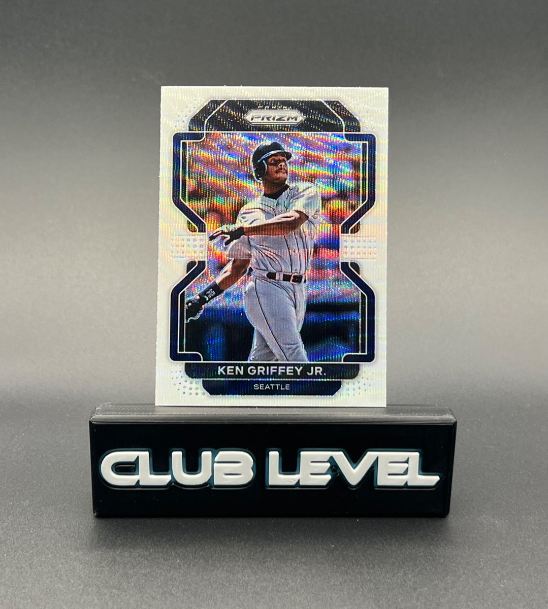 ClubLevelCards's tweet photo. The Kid is someone I slightly PC, I mean how could I not, I grew up watching him play. When I see a cool card of his like this one, I grab it. 

#thehobbyfamily #clublevelcards #whodoyoucollect #clublevel #clublevellife #thehobby https://t.co/3wIig2uIAB