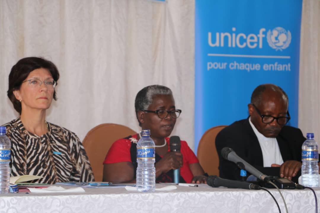 UNICEF Burundi (@unicef_burundi) on Twitter photo Les leaders religieux du #Burundi se mobilisent pour la santé.
Réunis à #Ngozi avec le <a href="/mspls_bdi/">Ministère de la Santé Publique Burundi(MSPLS)</a> , <a href="/UNICEF/">UNICEF</a> et le #RCBIF, ils s’engagent à éradiquer la #polio, renforcer l’accès aux soins primaires et promouvoir l’égalité de genre.
Leur voix change des vies. Les leaders religieux du #Burundi se mobilisent pour la santé.
Réunis à #Ngozi avec le <a href="/mspls_bdi/">Ministère de la Santé Publique Burundi(MSPLS)</a> , <a href="/UNICEF/">UNICEF</a> et le #RCBIF, ils s’engagent à éradiquer la #polio, renforcer l’accès aux soins primaires et promouvoir l’égalité de genre.
Leur voix change des vies.