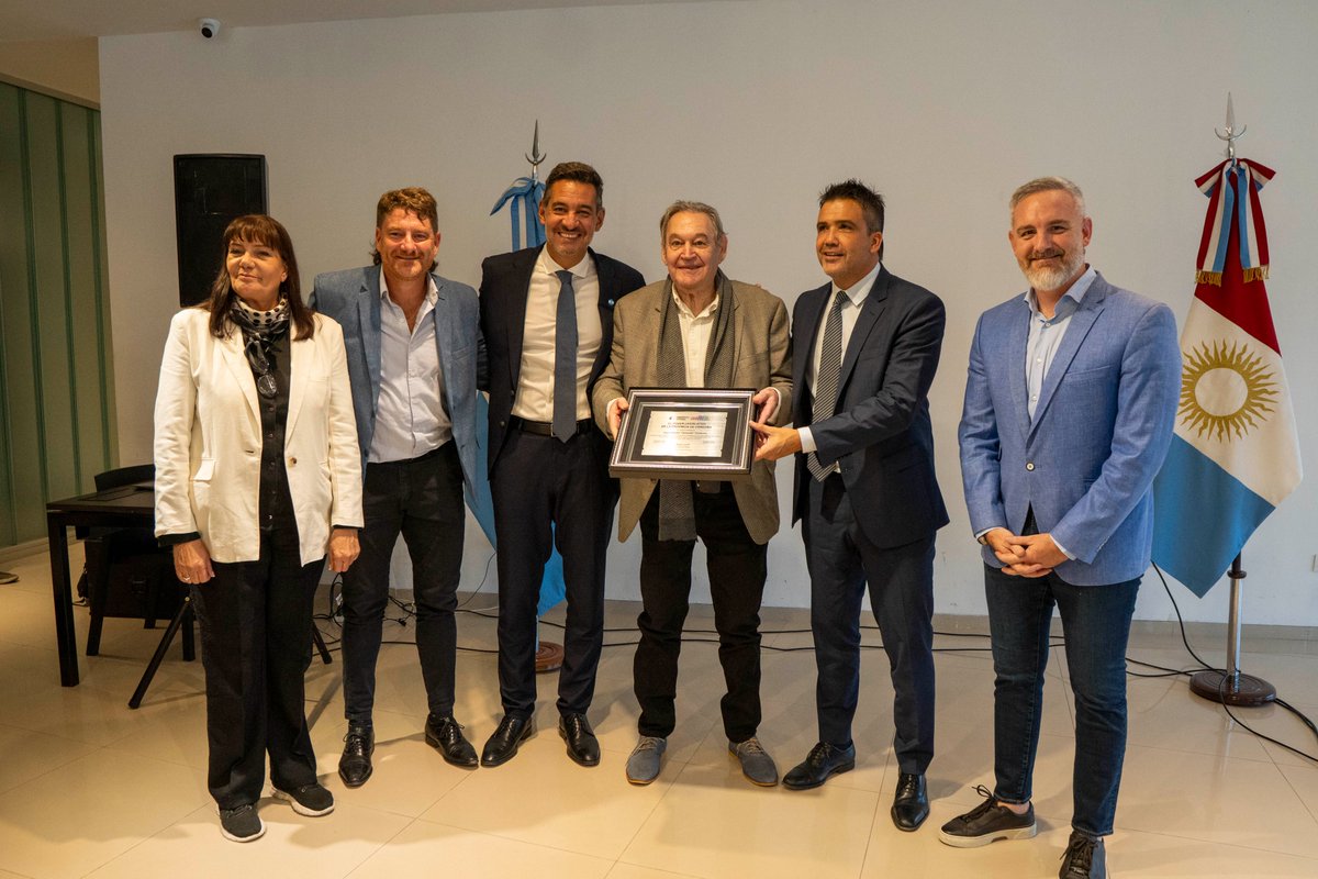 Por sus aportes al mundo del básquet, la Legislatura reconoció al periodista y exjugador Juan Cisneros
Más info 👉acortar.link/LZfUvA