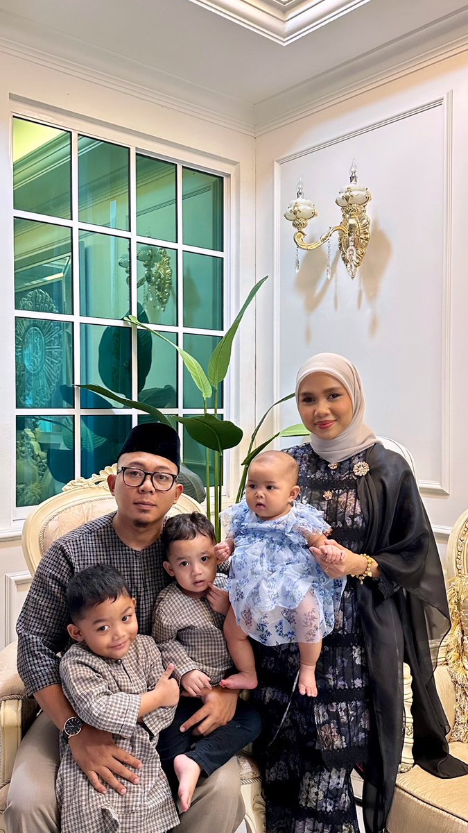 defextus's tweet photo. Fast forward 2025, turning 30 soon. 6 years of marriage, 3 adorable kids. Alhamdulillah ❤️ https://t.co/xzT3Wtqt4N