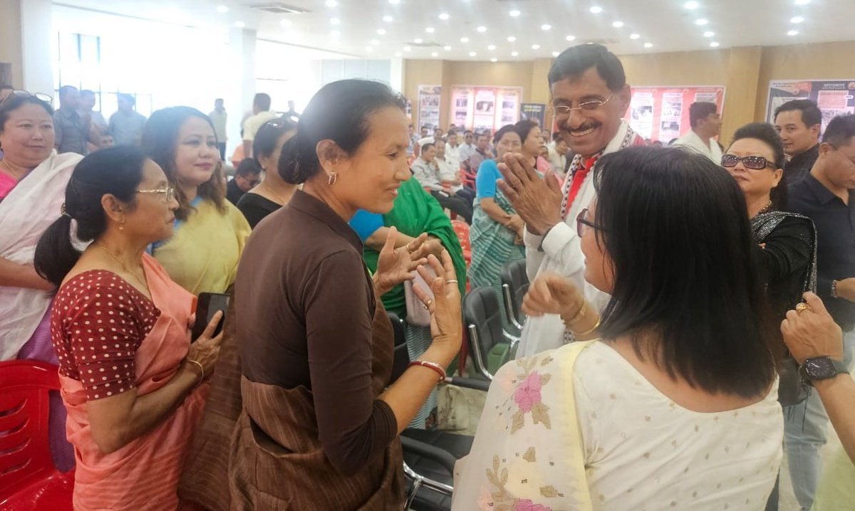 Sanjay Seth (@sethsanjaymp) on Twitter photo आज <a href="/BJP4Manipur/">BJP Manipur</a> मुख्यालय, इम्फाल में प्रदेश अध्यक्ष बहन ए. शारदा देवी के नेतृत्व में हुए अभिनंदन ने अभिभूत कर दिया। कई वरिष्ठ नेताओं और कार्यकर्ताओं से संवाद कर, वही अपनापन मिला जो मुझे अपने घर-परिवार और झारखंड में मिलता है, इसलिए हम भाजपा को परिवार की संज्ञा देते हैं। आज <a href="/BJP4Manipur/">BJP Manipur</a> मुख्यालय, इम्फाल में प्रदेश अध्यक्ष बहन ए. शारदा देवी के नेतृत्व में हुए अभिनंदन ने अभिभूत कर दिया। कई वरिष्ठ नेताओं और कार्यकर्ताओं से संवाद कर, वही अपनापन मिला जो मुझे अपने घर-परिवार और झारखंड में मिलता है, इसलिए हम भाजपा को परिवार की संज्ञा देते हैं।