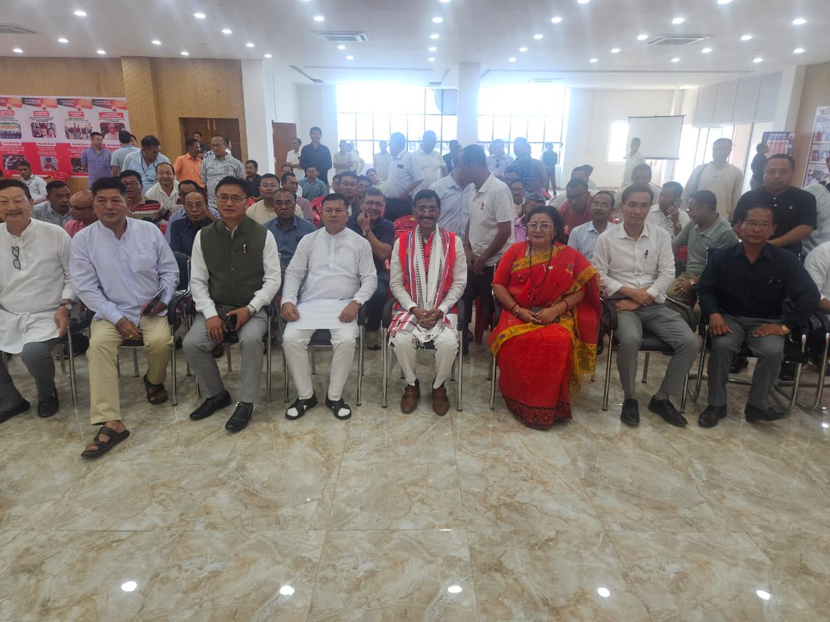 मणिपुर में जनसेवा और जमीनी स्तर पर किया जाने वाला इनका कार्य और समर्पण बहुत ही सराहनीय है। उनसे संगठन को मजबूत करने, #ViksitBharat2047 के निर्माण में प्रतिबद्धता और ईमानदारी के साथ मणिपुर का महत्वपूर्ण योगदान सुनिश्चित करने के लिए काम करने का आग्रह किया।