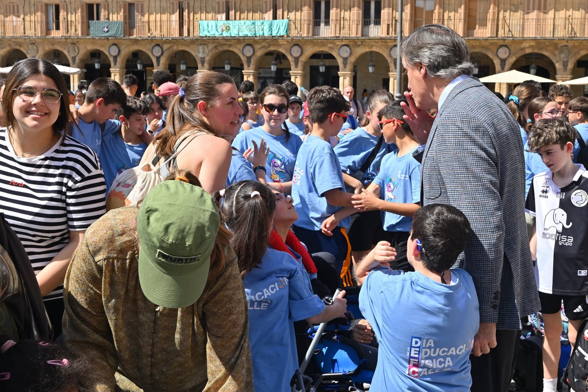 aytoSalamanca's tweet photo. 🏃‍♂️@CGCarbayo defiende la educación física como la mejor herramienta para favorecer la inclusión, la igualdad de oportunidades y la diversidad dentro y fuera de las aulas durante la celebración, en la Plaza Mayor, del Día de la Educación Física en la Calle

https://t.co/ovGaizLgt6 https://t.co/IPHFyJO3Vd