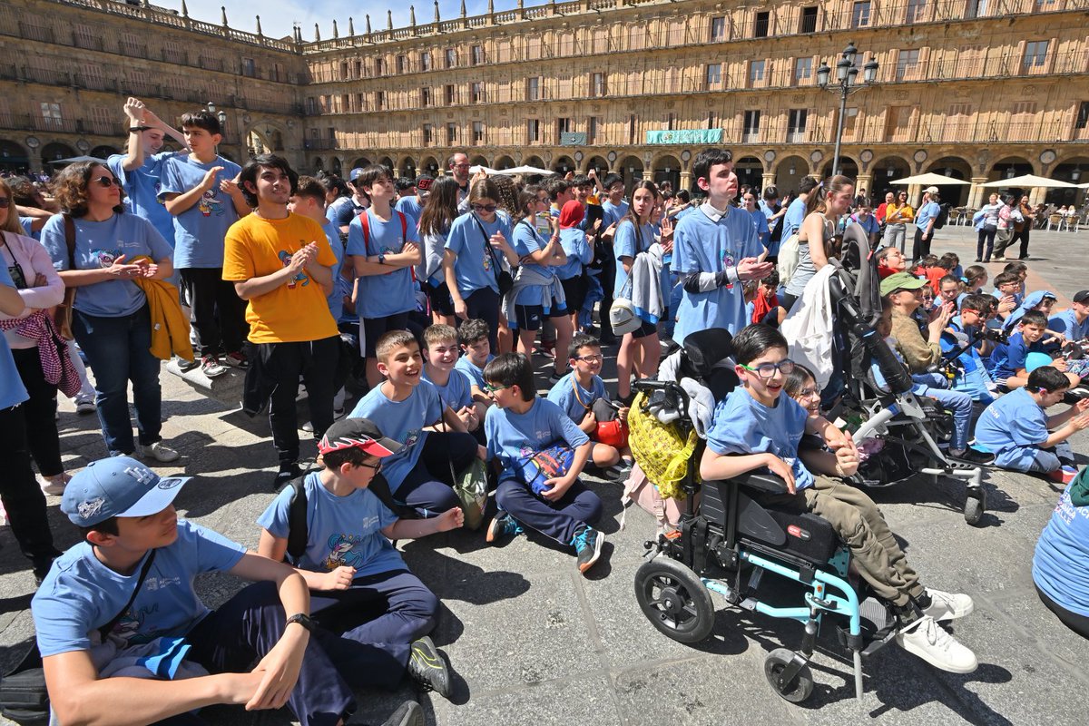 aytoSalamanca's tweet photo. 🏃‍♂️@CGCarbayo defiende la educación física como la mejor herramienta para favorecer la inclusión, la igualdad de oportunidades y la diversidad dentro y fuera de las aulas durante la celebración, en la Plaza Mayor, del Día de la Educación Física en la Calle

https://t.co/ovGaizLgt6 https://t.co/IPHFyJO3Vd