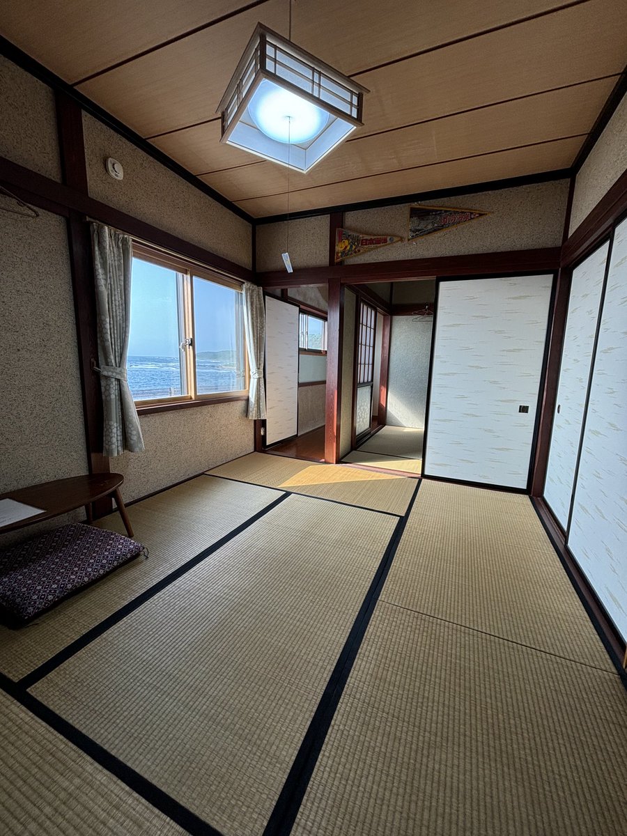 stella_noto's tweet image. 夏のご予約の受付けを始めさせていただきました。
毎日一組様のみの貸切りでご利用いただけます。
1名様は1泊6,000円、5泊より。
2名様以上は1泊12,000円、2泊より。
等となっております。
お問い合わせ、ご予約はお電話で。
080-3176-0328
#能登の海辺に有るゲストハウス