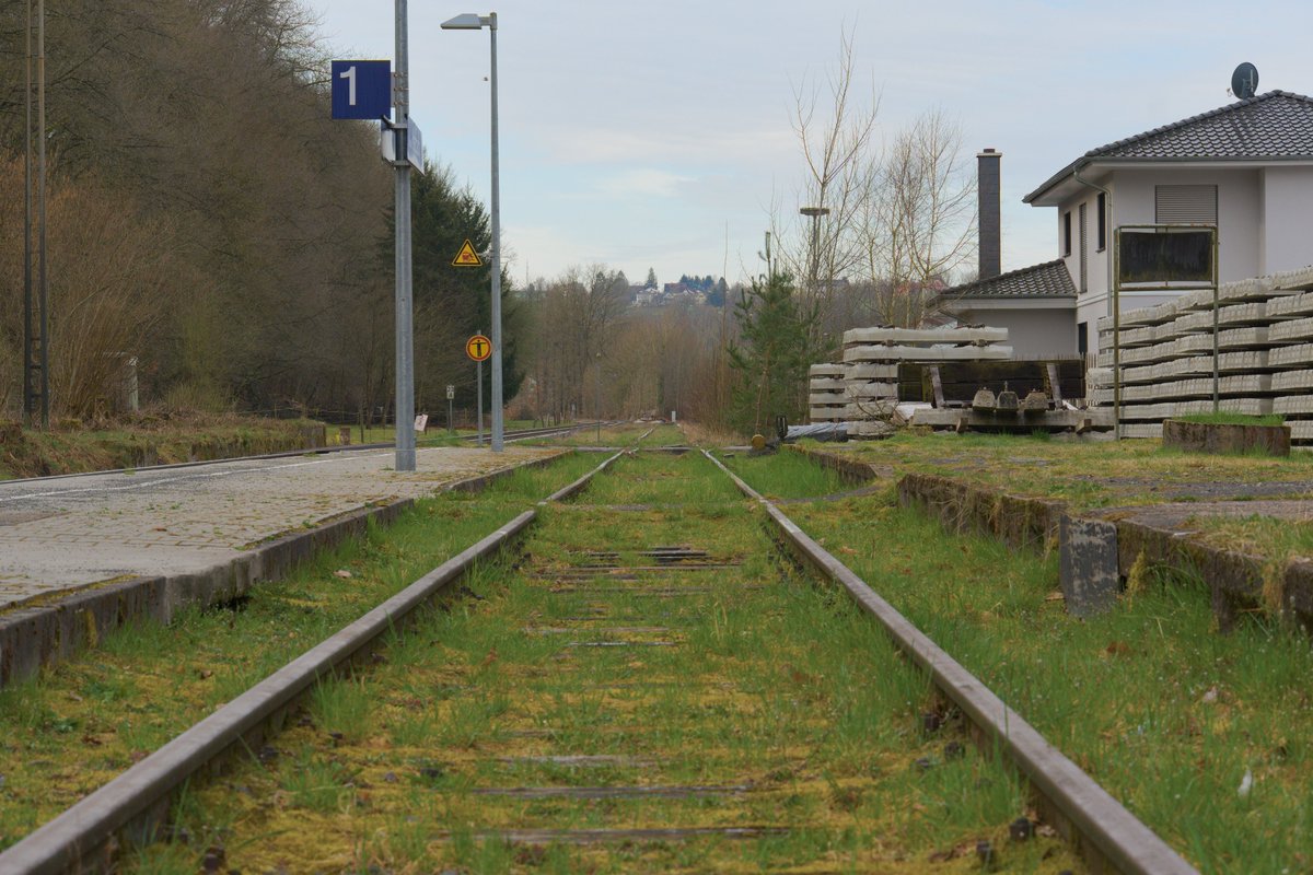 DominicSeithel's tweet photo. Am ehemaligen #bahnhof (heute HP) in #hetzbach scheint die Zeit stillgestanden zu sein
---
At the former #railway #station in Hetzbach, time seems to stand still

#bahn #eisenbahn #odenwald #odenwaldbahn https://t.co/2tjudroT56