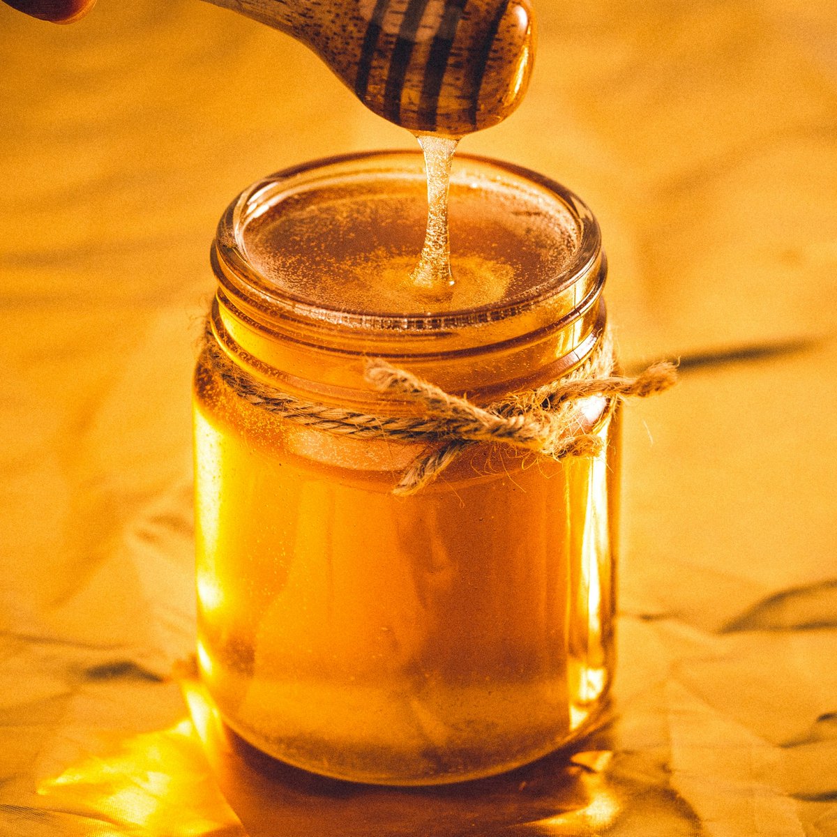apimondia's tweet image. Over 30% of honey on store shelves is adulterated - cut with sugar syrups, hidden additives, or even fake altogether.

Real honey is made by bees, not labs. Support local beekeepers, read labels, and look for raw, unfiltered options.
