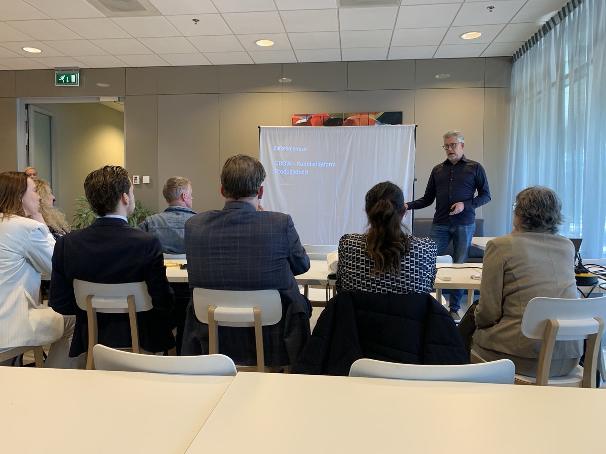 BVNLHrlmmrmr's tweet photo. Onze fractie is aanwezig bij een informatieve sessie door de actiegroep tegen betaald parkeren in Nieuw-Vennep. Prachtig initiatief van inwoners die suggesties voor oplossingen doen. https://t.co/wIfiL3YGTQ