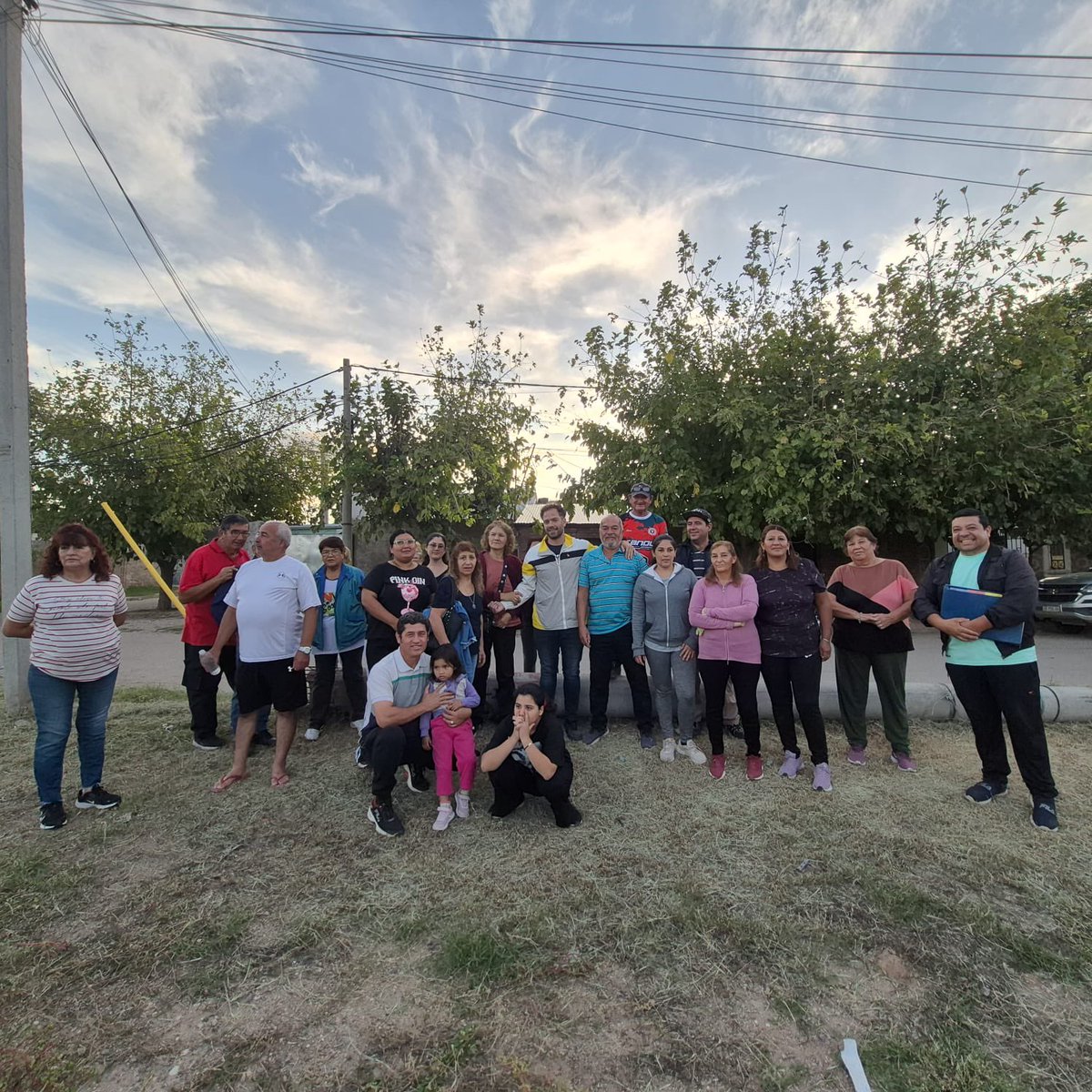 GonzaloBecerraD's tweet photo. Esta semana hemos visitado los barrios Las acacias, El Matadero,y  8 de diciembre de nuestra ciudad capital, conectando, escuchando atentamente y atendiendo las necesidades de nuestros vecinos. 🙂🤝👍
Pronto regresaremos con soluciones ❤️ https://t.co/T4iZQ4c1hD