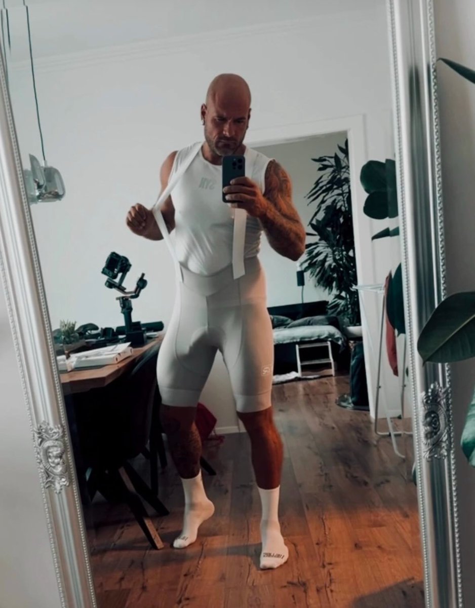 a-a-a-world tweet media