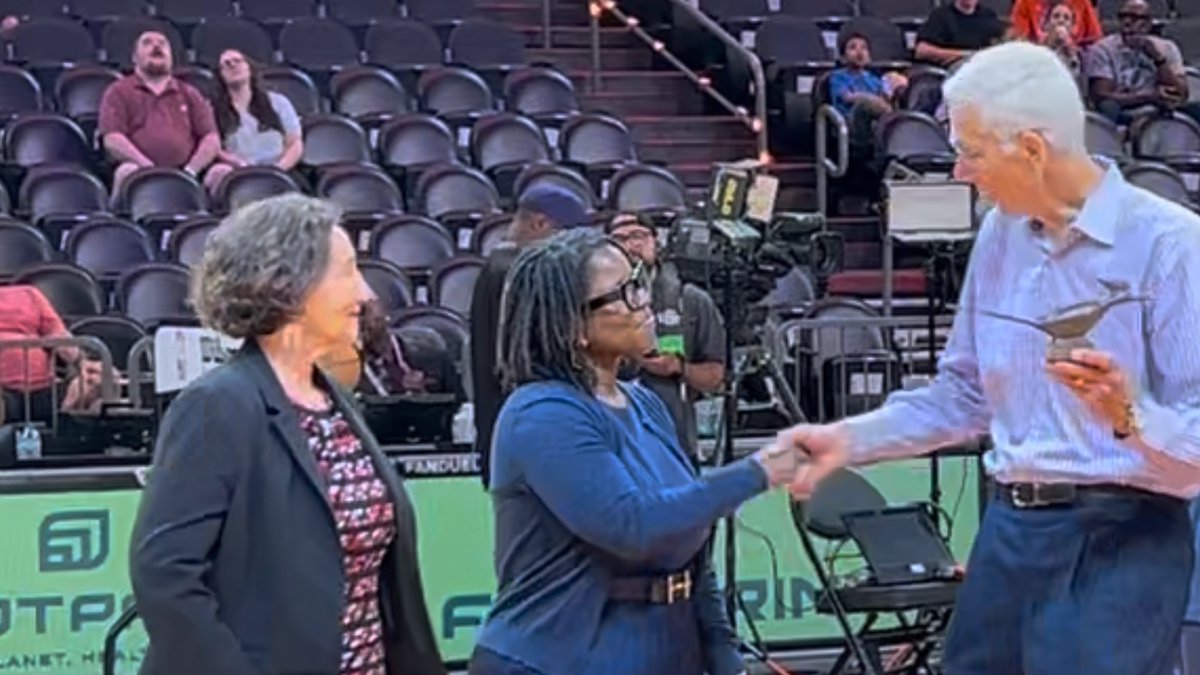 KM_Bradshaw's tweet photo. What law school leads in sustainability?

@ASUCollegeOfLaw

Dean  @stacyleeds + @profangelabanks took CENTER COURT at a @Suns game to present the AZ Sustainability Leadership Award.

@ASU #Sustainability #RadicallyReimagining
@planetfootprint 
 @AZSports https://t.co/3xzMrUwBT0