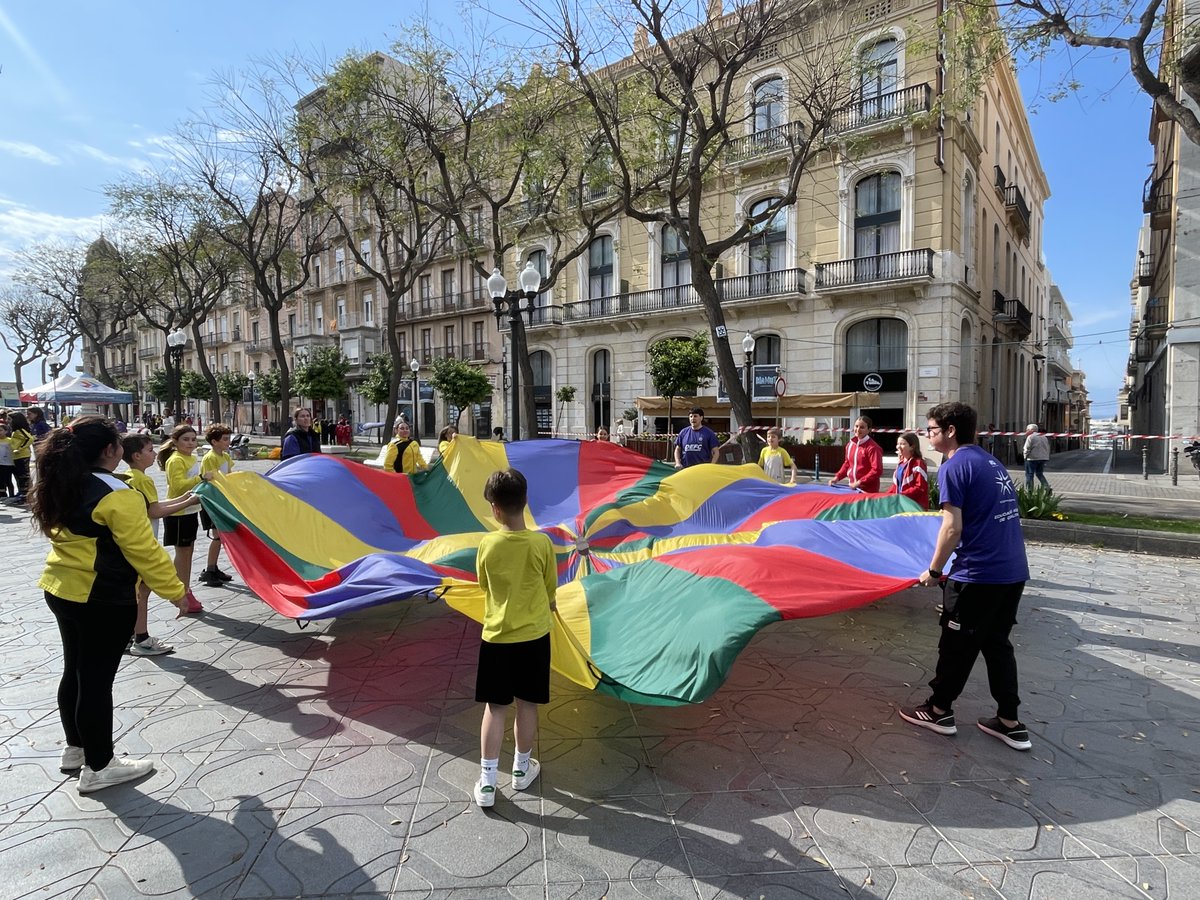 🤸 Avui Tarragona ha celebrat el Dia de l’Educació Física al Carrer (DEFC)!

Per primera vegada, la presentació de l’acte organitzat pel <a href="/coplefc/">COPLEFC</a> ha tingut lloc al Teatre Tarragona 📍

Després, han sortit a la rambla Nova per a demostrar que moure’s també és aprendre! 📚