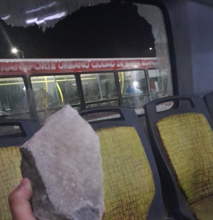 Hoy Bahía Blanca volvió a ser noticia, en esta oportunidad por la violencia de los mismos sindicalistas de siempre. No es una medida de lucha, es una extorsión.
Rompen colectivos, amenazan choferes y ponen en riesgo vidas solo para garantizar que nadie trabaje.