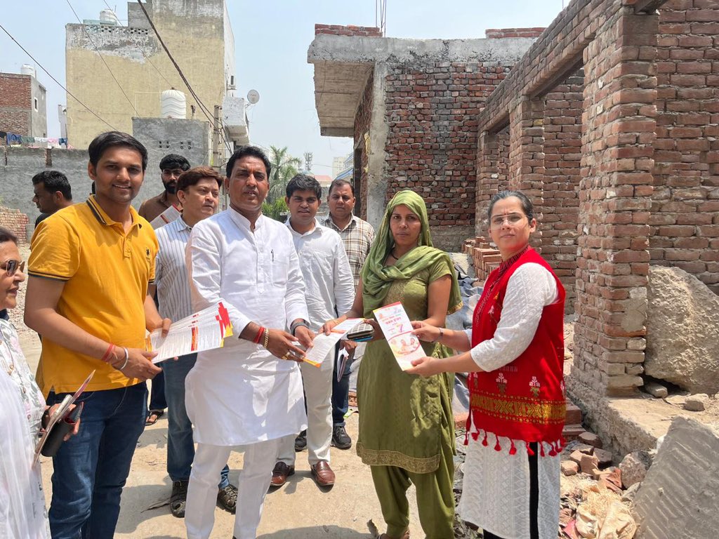 randheerjikr's tweet photo. भाजपा के *ग्राम चलो अभियान* के कार्यक्रम में ग्राम असगरपुर में जिला उपाध्यक्ष श्री महेश अवाना जी ने भाजपा के द्वारा किए गये जनहित के कार्यो को घर घर तक पहुचाया 
अभियान में गांवके वरिष्ठजन, युवा पीढ़ी, कार्यकर्ता उपस्थित रहे| 
@shivanshsirji @BJP4NoidaMN 
#8yearsoftransformingup https://t.co/pEAK8nXy3E
