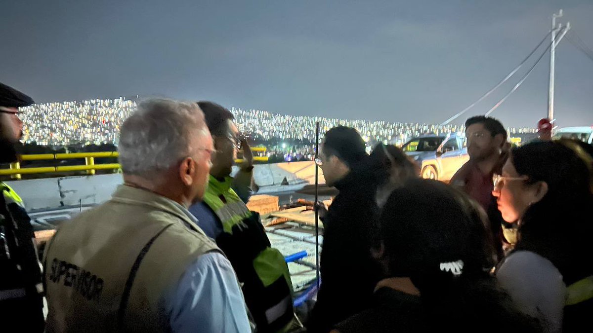 DanielSibaja_'s tweet photo. 🚎🚎Anoche recorrí el #TrolebúsElevado Santa Marta–Chalco, la obra de transporte público más grande en la historia del Estado de México con inversión 100% estatal.

Gracias al liderazgo de nuestra Gobernadora @delfinagomeza y el respaldo de la Presidenta @Claudiashein , este sueño está a punto de hacerse realidad.

✅Estamos en los últimos detalles para poner en marcha una obra que representa justicia social, que pone en el centro a quienes nunca habían sido escuchados: el pueblo trabajador del oriente del @edomex.

Muy pronto, millones de mexiquenses tendrán acceso a un transporte digno, moderno y seguro. 🚎🚎 
Este no es solo un trolebús: es un símbolo del México con bienestar, donde nadie se queda atrás. #ElPoderDeServir @SEMOV_Edomex
