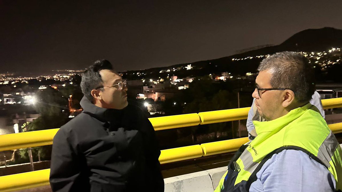DanielSibaja_'s tweet photo. 🚎🚎Anoche recorrí el #TrolebúsElevado Santa Marta–Chalco, la obra de transporte público más grande en la historia del Estado de México con inversión 100% estatal.

Gracias al liderazgo de nuestra Gobernadora @delfinagomeza y el respaldo de la Presidenta @Claudiashein , este sueño está a punto de hacerse realidad.

✅Estamos en los últimos detalles para poner en marcha una obra que representa justicia social, que pone en el centro a quienes nunca habían sido escuchados: el pueblo trabajador del oriente del @edomex.

Muy pronto, millones de mexiquenses tendrán acceso a un transporte digno, moderno y seguro. 🚎🚎 
Este no es solo un trolebús: es un símbolo del México con bienestar, donde nadie se queda atrás. #ElPoderDeServir @SEMOV_Edomex