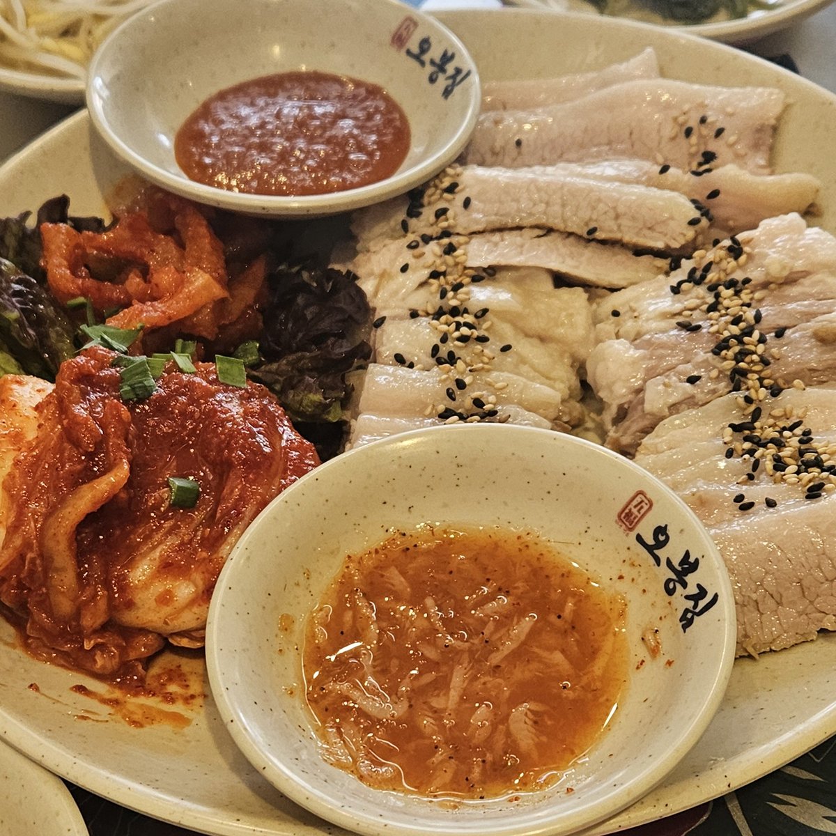 omeok5's tweet photo. 오봉집 보쌈정식
가브리살 수육이 부드러워요 .. https://t.co/tjVBAzA591