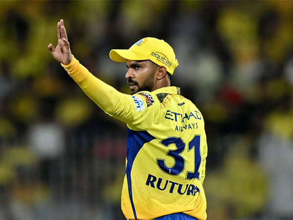 internetumpire's tweet photo. Played for his team even with a fractured arm like the true Captain he is. Get well soon King 💛 https://t.co/7HDudUSo0I