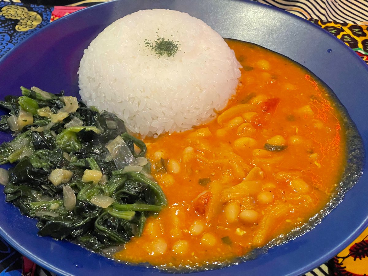 HideOGAWA_AmbJP's tweet photo. Je suis venu à un restaurant congolais qui se trouve en banlieue nord-est de Tokyo - ville de Kashiwa dans la préfecture de Chiba. J'ai croisé par hasard une dame japonaise en attente de son retour à Kinshasa, avec sa famille et celle de ses amies. Elle a vécu en RDC depuis certain temps mais a dû s'en retirer temporairement suivant l'instruction de l'ONU. Elle a visiblement hâte de retrouver la cuisine congolaise, mais voilà. On peut déguster des plats authentiques congolais comme le fumbwa (une sauce à base de feuilles d'une plante qui pousse qu'en Afrique centrale mélangées avec une sauce aux cacahuètes) et le madesu (un ragoût de haricots congolais), tout en profitant de l'extraordinaire hospitalité de Sean san et de sa femme Mai san.
« MOTINDI » 1-3-7 Asahi-cho, Kashiwa-shi, Chiba (tél : 050-1481-2552)
https://t.co/ItCkQUu7GT