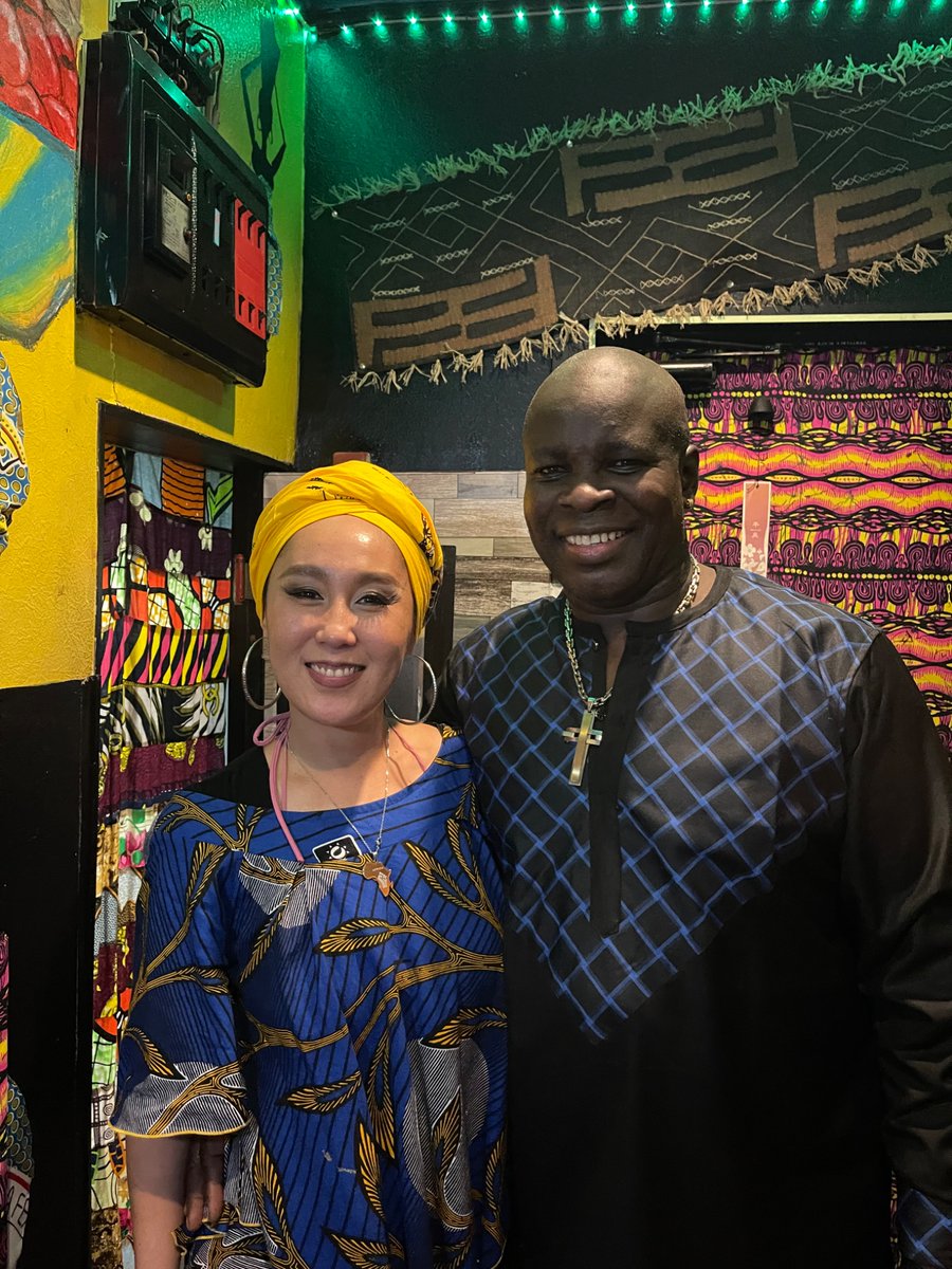 HideOGAWA_AmbJP's tweet photo. Je suis venu à un restaurant congolais qui se trouve en banlieue nord-est de Tokyo - ville de Kashiwa dans la préfecture de Chiba. J'ai croisé par hasard une dame japonaise en attente de son retour à Kinshasa, avec sa famille et celle de ses amies. Elle a vécu en RDC depuis certain temps mais a dû s'en retirer temporairement suivant l'instruction de l'ONU. Elle a visiblement hâte de retrouver la cuisine congolaise, mais voilà. On peut déguster des plats authentiques congolais comme le fumbwa (une sauce à base de feuilles d'une plante qui pousse qu'en Afrique centrale mélangées avec une sauce aux cacahuètes) et le madesu (un ragoût de haricots congolais), tout en profitant de l'extraordinaire hospitalité de Sean san et de sa femme Mai san.
« MOTINDI » 1-3-7 Asahi-cho, Kashiwa-shi, Chiba (tél : 050-1481-2552)
https://t.co/ItCkQUu7GT