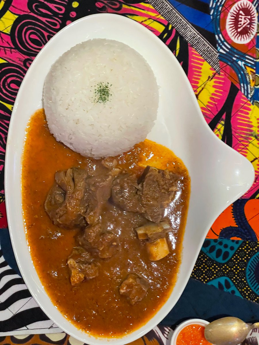 HideOGAWA_AmbJP's tweet photo. Je suis venu à un restaurant congolais qui se trouve en banlieue nord-est de Tokyo - ville de Kashiwa dans la préfecture de Chiba. J'ai croisé par hasard une dame japonaise en attente de son retour à Kinshasa, avec sa famille et celle de ses amies. Elle a vécu en RDC depuis certain temps mais a dû s'en retirer temporairement suivant l'instruction de l'ONU. Elle a visiblement hâte de retrouver la cuisine congolaise, mais voilà. On peut déguster des plats authentiques congolais comme le fumbwa (une sauce à base de feuilles d'une plante qui pousse qu'en Afrique centrale mélangées avec une sauce aux cacahuètes) et le madesu (un ragoût de haricots congolais), tout en profitant de l'extraordinaire hospitalité de Sean san et de sa femme Mai san.
« MOTINDI » 1-3-7 Asahi-cho, Kashiwa-shi, Chiba (tél : 050-1481-2552)
https://t.co/ItCkQUu7GT