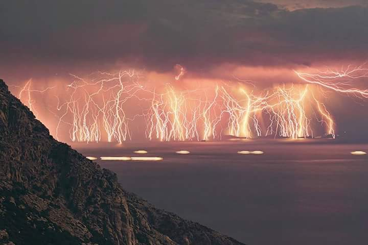 PARECE IA MAS É REAL: 8 FENÔMENOS DA NATUREZA  QUE DESAFIAM A LÓGICA

Auroras onde não deviam estar, raios saindo de vulcões, círculos de gelo perfeitos...

Vem no 🧵conferir essas maravilhas