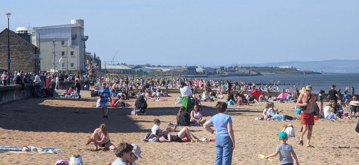 SerialRanter's tweet photo. #portobellobeach right now and @Edinburgh_CC couldn't put somebody on overtime to get the public toilets open. Cheapest of the cheap #chocolateteapot https://t.co/jo2dYHpxUZ