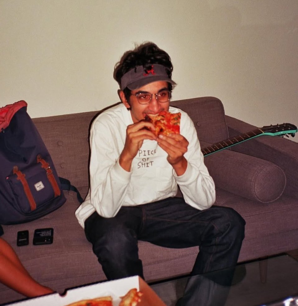 A filmmaker looking for meaning.
Turned NFT founder.
Then memecoin addict.

Now he’s disappeared.

The story of how Frank DeGods lost himself online🧵

(1/9)