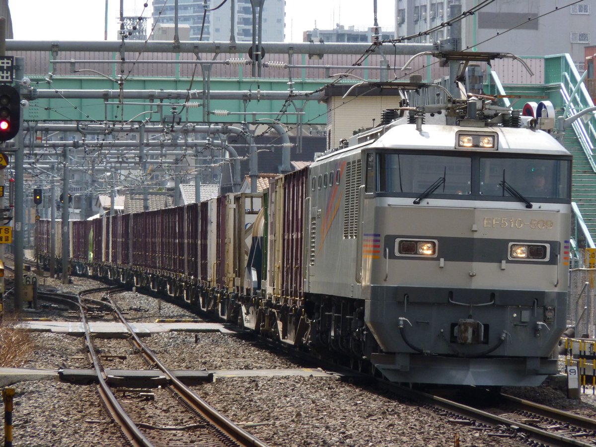 Gun1090's tweet photo. 昔は田端のEF510が貨物でアルバイトする運用がありました。
JR東日本からは、EF510どころか電気機関車そのものが風前の灯。時代の流れ…なんですかねぇ？ https://t.co/hFcKKWXUaa